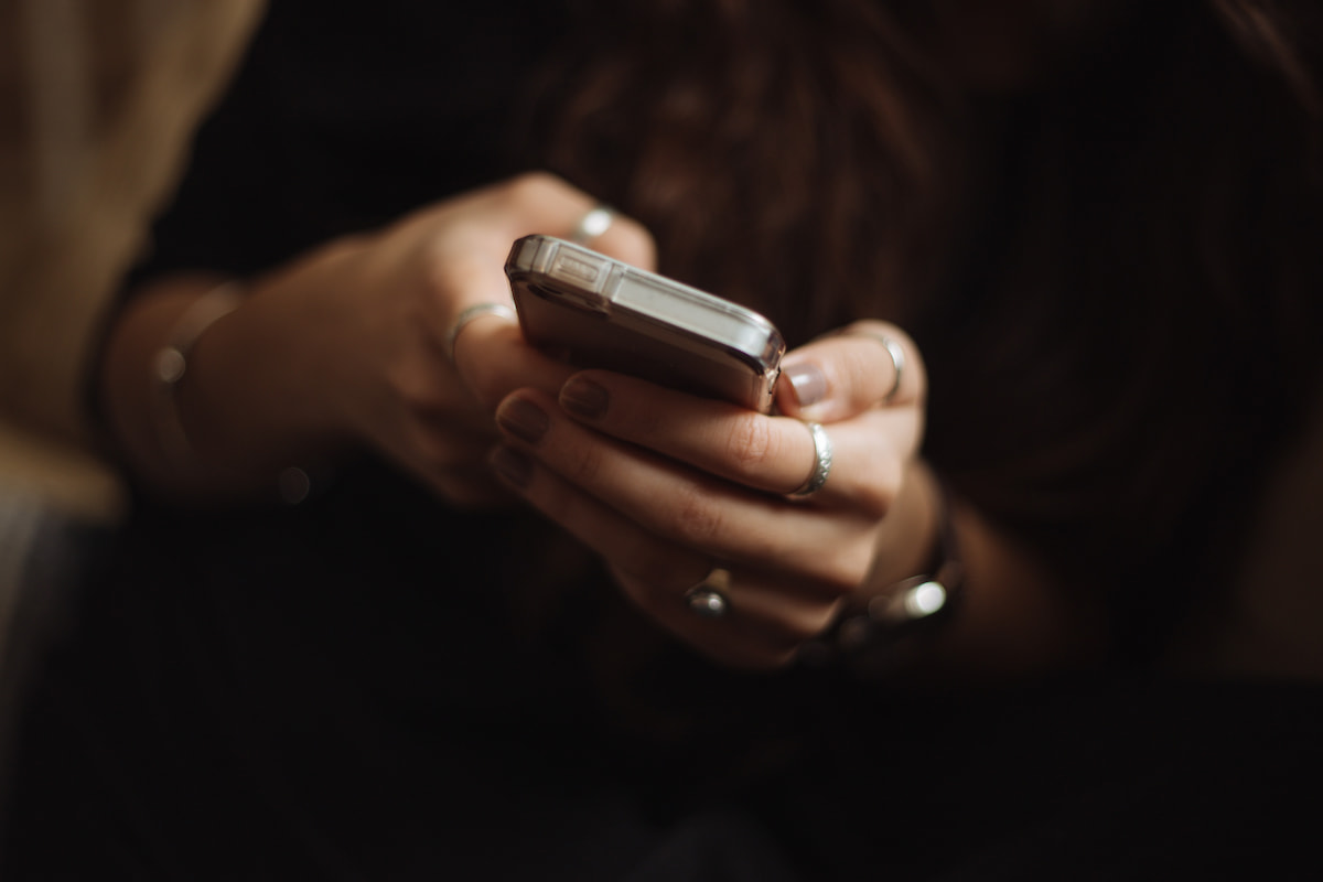 Hand holding a cellphone - BCB Therapy in Bend, Oregon